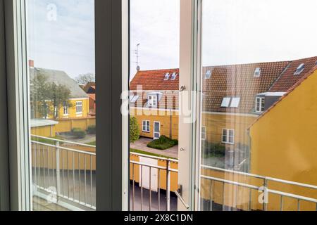 Offenes Fenster mit Blick auf die Straße an einem Sommertag Stockfoto