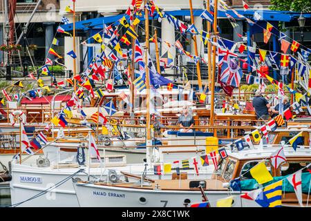 London, Großbritannien. 24. Mai 2024. Dünkirchen „kleine Schiffe“ liegen in den St. Katharine Docks am Tower of London. Bei der Evakuierung von Dünkirchen (Operation Dynamo) wurden die alliierten Soldaten während des Zweiten Weltkriegs zwischen dem 26. Mai und dem 4. Juni 1940 von den Stränden und dem Hafen von Dünkirchen evakuiert. Etwa 850 Privatboote und 20 Kriegsschiffe nahmen an der Operation Teil und mehr als 200 Schiffe gingen verloren. Viele dieser Schiffe, die als „kleine Schiffe“ bekannt sind, leben in Privatbesitz und sind exquisit erhalten. Organisiert als Teil der Vereinigung kleiner Schiffe in Dünkirchen, das dreitägige fest Stockfoto