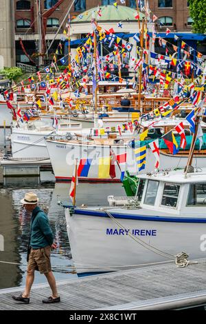 London, Großbritannien. 24. Mai 2024. Dünkirchen „kleine Schiffe“ liegen in den St. Katharine Docks am Tower of London. Bei der Evakuierung von Dünkirchen (Operation Dynamo) wurden die alliierten Soldaten während des Zweiten Weltkriegs zwischen dem 26. Mai und dem 4. Juni 1940 von den Stränden und dem Hafen von Dünkirchen evakuiert. Etwa 850 Privatboote und 20 Kriegsschiffe nahmen an der Operation Teil und mehr als 200 Schiffe gingen verloren. Viele dieser Schiffe, die als „kleine Schiffe“ bekannt sind, leben in Privatbesitz und sind exquisit erhalten. Organisiert als Teil der Vereinigung kleiner Schiffe in Dünkirchen, das dreitägige fest Stockfoto