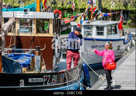 London, Großbritannien. 24. Mai 2024. Dünkirchen „kleine Schiffe“ liegen in den St. Katharine Docks am Tower of London. Bei der Evakuierung von Dünkirchen (Operation Dynamo) wurden die alliierten Soldaten während des Zweiten Weltkriegs zwischen dem 26. Mai und dem 4. Juni 1940 von den Stränden und dem Hafen von Dünkirchen evakuiert. Etwa 850 Privatboote und 20 Kriegsschiffe nahmen an der Operation Teil und mehr als 200 Schiffe gingen verloren. Viele dieser Schiffe, die als „kleine Schiffe“ bekannt sind, leben in Privatbesitz und sind exquisit erhalten. Organisiert als Teil der Vereinigung kleiner Schiffe in Dünkirchen, das dreitägige fest Stockfoto