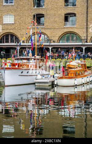 London, Großbritannien. 24. Mai 2024. Dünkirchen „kleine Schiffe“ liegen in den St. Katharine Docks am Tower of London. Bei der Evakuierung von Dünkirchen (Operation Dynamo) wurden die alliierten Soldaten während des Zweiten Weltkriegs zwischen dem 26. Mai und dem 4. Juni 1940 von den Stränden und dem Hafen von Dünkirchen evakuiert. Etwa 850 Privatboote und 20 Kriegsschiffe nahmen an der Operation Teil und mehr als 200 Schiffe gingen verloren. Viele dieser Schiffe, die als „kleine Schiffe“ bekannt sind, leben in Privatbesitz und sind exquisit erhalten. Organisiert als Teil der Vereinigung kleiner Schiffe in Dünkirchen, das dreitägige fest Stockfoto