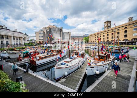 London, Großbritannien. 24. Mai 2024. Dünkirchen „kleine Schiffe“ liegen in den St. Katharine Docks am Tower of London. Bei der Evakuierung von Dünkirchen (Operation Dynamo) wurden die alliierten Soldaten während des Zweiten Weltkriegs zwischen dem 26. Mai und dem 4. Juni 1940 von den Stränden und dem Hafen von Dünkirchen evakuiert. Etwa 850 Privatboote und 20 Kriegsschiffe nahmen an der Operation Teil und mehr als 200 Schiffe gingen verloren. Viele dieser Schiffe, die als „kleine Schiffe“ bekannt sind, leben in Privatbesitz und sind exquisit erhalten. Organisiert als Teil der Vereinigung kleiner Schiffe in Dünkirchen, das dreitägige fest Stockfoto