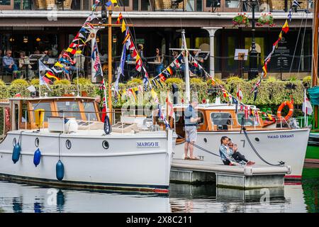 London, Großbritannien. 24. Mai 2024. Dünkirchen „kleine Schiffe“ liegen in den St. Katharine Docks am Tower of London. Bei der Evakuierung von Dünkirchen (Operation Dynamo) wurden die alliierten Soldaten während des Zweiten Weltkriegs zwischen dem 26. Mai und dem 4. Juni 1940 von den Stränden und dem Hafen von Dünkirchen evakuiert. Etwa 850 Privatboote und 20 Kriegsschiffe nahmen an der Operation Teil und mehr als 200 Schiffe gingen verloren. Viele dieser Schiffe, die als „kleine Schiffe“ bekannt sind, leben in Privatbesitz und sind exquisit erhalten. Organisiert als Teil der Vereinigung kleiner Schiffe in Dünkirchen, das dreitägige fest Stockfoto