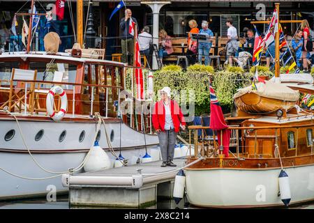 London, Großbritannien. 24. Mai 2024. Dünkirchen „kleine Schiffe“ liegen in den St. Katharine Docks am Tower of London. Bei der Evakuierung von Dünkirchen (Operation Dynamo) wurden die alliierten Soldaten während des Zweiten Weltkriegs zwischen dem 26. Mai und dem 4. Juni 1940 von den Stränden und dem Hafen von Dünkirchen evakuiert. Etwa 850 Privatboote und 20 Kriegsschiffe nahmen an der Operation Teil und mehr als 200 Schiffe gingen verloren. Viele dieser Schiffe, die als „kleine Schiffe“ bekannt sind, leben in Privatbesitz und sind exquisit erhalten. Organisiert als Teil der Vereinigung kleiner Schiffe in Dünkirchen, das dreitägige fest Stockfoto