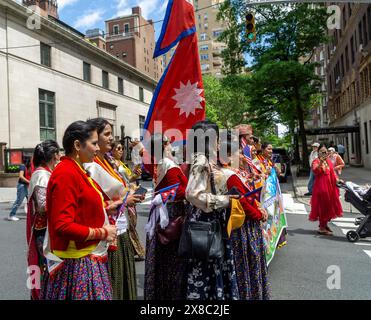 Hunderte von Mitgliedern der nepalesischen Diaspora marschieren mit ihren Familien und Unterstützern die Madison Avenue in New York zur Nepal Day Parade am Sonntag, den 19. Mai 2024. Die Parade feiert die Souveränität der Demokratischen Bundesrepublik Nepal. (© Richard B. Levine) Stockfoto