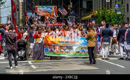 Hunderte von Mitgliedern der nepalesischen Diaspora marschieren mit ihren Familien und Unterstützern die Madison Avenue in New York zur Nepal Day Parade am Sonntag, den 19. Mai 2024. Die Parade feiert die Souveränität der Demokratischen Bundesrepublik Nepal. (© Richard B. Levine) Stockfoto