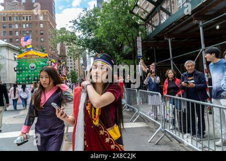 Hunderte von Mitgliedern der nepalesischen Diaspora marschieren mit ihren Familien und Unterstützern die Madison Avenue in New York zur Nepal Day Parade am Sonntag, den 19. Mai 2024. Die Parade feiert die Souveränität der Demokratischen Bundesrepublik Nepal. (© Richard B. Levine) Stockfoto