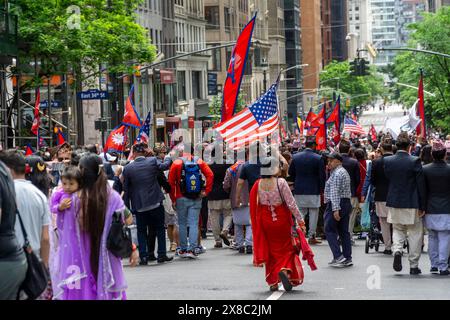 Hunderte von Mitgliedern der nepalesischen Diaspora marschieren mit ihren Familien und Unterstützern die Madison Avenue in New York zur Nepal Day Parade am Sonntag, den 19. Mai 2024. Die Parade feiert die Souveränität der Demokratischen Bundesrepublik Nepal. (© Richard B. Levine) Stockfoto