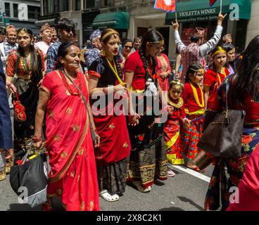 Hunderte von Mitgliedern der nepalesischen Diaspora marschieren mit ihren Familien und Unterstützern die Madison Avenue in New York zur Nepal Day Parade am Sonntag, den 19. Mai 2024. Die Parade feiert die Souveränität der Demokratischen Bundesrepublik Nepal. (© Richard B. Levine) Stockfoto