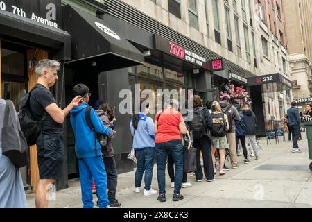 Am Freitag, den 17. Mai 2024, warten die Leute in der Schlange bei der Wiedereröffnung von Zazu Mediterranean Street Food im Stadtteil Chelsea in New York. (© Richard B. Levine) Stockfoto