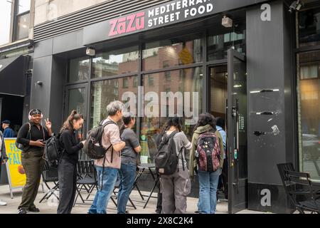 Am Freitag, den 17. Mai 2024, warten die Leute in der Schlange bei der Wiedereröffnung von Zazu Mediterranean Street Food im Stadtteil Chelsea in New York. (© Richard B. Levine) Stockfoto