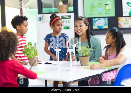 In der Schule diskutieren verschiedene Gruppen von Schülern und ihren Lehrern Nachhaltigkeit im Unterricht Stockfoto