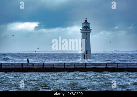 Ein stürmischer Tag am Leuchtturm Fort Perch Rock New Brighton mit dem Fotografen fotografieren. Stockfoto