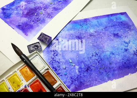 Zeichnen mit Salzkristallen und Aquarellen. Eine Art Kunsttherapie Stockfoto