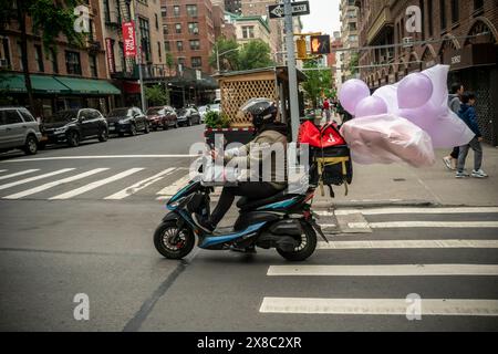 Der Lieferer liefert Ballons aus Party City auf seinem Roller in Greenwich Village in New York am Samstag, den 18. Mai 2024. (© Richard B. Levine) Stockfoto