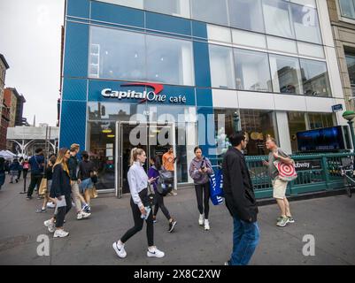 Kunden und potenzielle Kunden feiern die feierliche Eröffnung einer Filiale des Capital One Cafe am Union Square in New York am Samstag, den 18. Mai 2024. Das einladende Café serviert Speisen und Getränke und dient als Co-Working-Bereich, egal ob Sie Kunde sind oder nicht. (© Richard B. Levine) Stockfoto