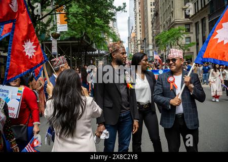 Die New Yorker Staatsanwaltschaft Jumaane Williams, Center, schließt sich Mitgliedern der nepalesischen Diaspora und ihren Familien und Unterstützern an, um am Sonntag, den 19. Mai 2024, die Madison Avenue in New York zur Nepal Day Parade hinunter zu marschieren. Die Parade feiert die Souveränität der Demokratischen Bundesrepublik Nepal. (© Richard B. Levine) Stockfoto