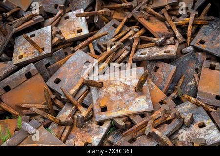 Haufen rostiger Tiere, Nägel und Befestigungsplatten für alte Bahngleise Stockfoto