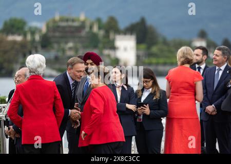 Stresa, Italien. Mai 2024. Christian Lindner (FDP, Zentrum), Bundesfinanzminister, begrüßt Kristalina Georgiewa, Geschäftsführerin des Internationalen Währungsfonds, am Lago Maggiore. In diesem Jahr führt Italien den Vorsitz der Gruppe der Sieben wichtiger westlicher Industrienationen. Quelle: Hannes P. Albert/dpa/Alamy Live News Stockfoto