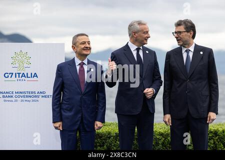 Stresa, Italien. Mai 2024. Fabio Panetta (l-r), Gouverneur der italienischen Bank, Bruno Le Maire, französischer Wirtschafts- und Finanzminister, und Giancarlo Giorgetti, italienischer Wirtschafts- und Finanzminister, sprechen über den Lago Maggiore. In diesem Jahr führt Italien den Vorsitz der Gruppe der Sieben wichtiger westlicher Industrienationen. Quelle: Hannes P. Albert/dpa/Alamy Live News Stockfoto