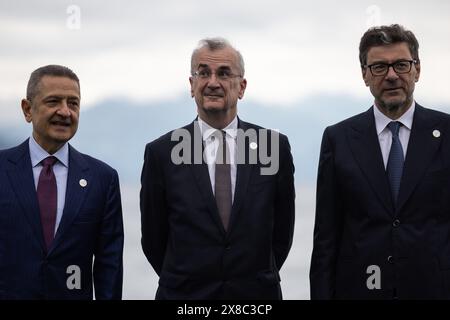 Stresa, Italien. Mai 2024. Fabio Panetta (l-r), Gouverneur der Bank von Italien, Francois Villeroy de Galhau, Gouverneur der Bank von Frankreich, und Giancarlo Giorgetti, italienischer Minister für Wirtschaft und Finanzen, sprechen über den Lago Maggiore. In diesem Jahr führt Italien den Vorsitz der Gruppe der Sieben wichtiger westlicher Industrienationen. Quelle: Hannes P. Albert/dpa/Alamy Live News Stockfoto