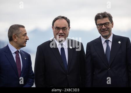 Stresa, Italien. Mai 2024. Fabio Panetta (l-r), Gouverneur der Bank von Italien, Andrew Bailey, Gouverneur der Bank von England, und Giancarlo Giorgetti, italienischer Minister für Wirtschaft und Finanzen, sprechen über den Lago Maggiore. In diesem Jahr führt Italien den Vorsitz der Gruppe der Sieben wichtiger westlicher Industrienationen. Quelle: Hannes P. Albert/dpa/Alamy Live News Stockfoto