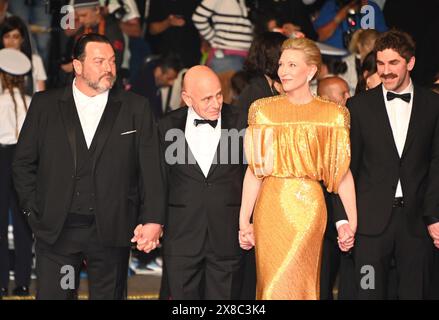 Filmcrew „Gerüchte“: Denis Ménochet, Rolando Ravello, Cate Blanchett (in Louis Vuitton), Evan Johnson „Gerüchte“ Cannes Filmfestival Screening 77. Cannes Filmfestival 18. Mai 2024 Credit:Jacky Godard/Photo12 Stockfoto