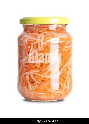 Eingelegter Sellerie- und Karottensalat in einem Glas. Streifen von Selleriesellerie, Wurzel- oder Knabensellerie und Karottenstreifen, pasteurisiert und in Essigsalze haltbar gemacht. Stockfoto