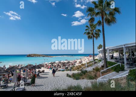 Ayia Napa, Nissi Beach, Zypern; 7. Mai 2024: Menschenmenge besetzt den Wahrzeichen Nissi Beach auf Zypern Stockfoto