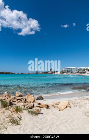 Nissi Beach, Ayia Napa, Zypern; 7. Mai 2024: Blaue Lagune von Nissi Beach mit bekannten Hotels am Wasser Stockfoto