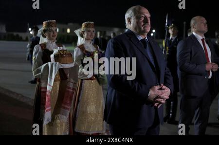 Minsk, Weißrussland. Mai 2024. Weißrussland Präsident Alexander Lukaschenko wartet auf die Ankunft des russischen Präsidenten Wladimir Putin am Internationalen Flughafen Minsk am 23. Mai 2024 in Minsk, Weißrussland. Quelle: Mikhail Metzel/Kreml Pool/Alamy Live News Stockfoto