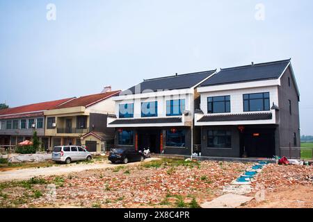 Sehen Sie die Landschaft Stadtbild Gebäude Haus Haus im antiken Stil mit lokalem Lebensstil der chinesen neben der Straße zwischen der Reise von Yich Stockfoto