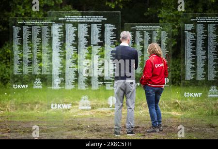 DRONTEN - die Gedenktafeln für verstorbene Krebspatienten im Wilhelminabos wurden restauriert. Das Denkmal, das aus 67 Glasplatten bestand, wurde am 19. Juni 2023 zerstört. ANP JEROEN JUMELET niederlande Out - belgien Out Stockfoto