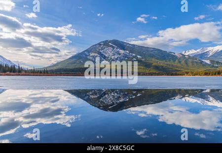 Blue Sky Mountain Reflections Im Banff National Park Stockfoto