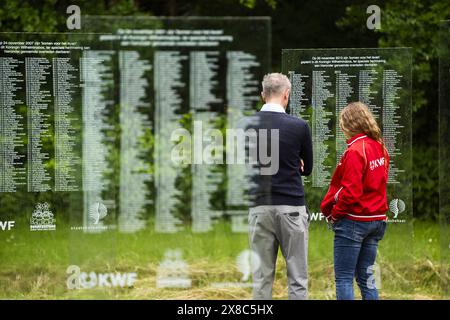 DRONTEN - die Gedenktafeln für verstorbene Krebspatienten im Wilhelminabos wurden restauriert. Das Denkmal, das aus 67 Glasplatten bestand, wurde am 19. Juni 2023 zerstört. ANP JEROEN JUMELET niederlande Out - belgien Out Stockfoto