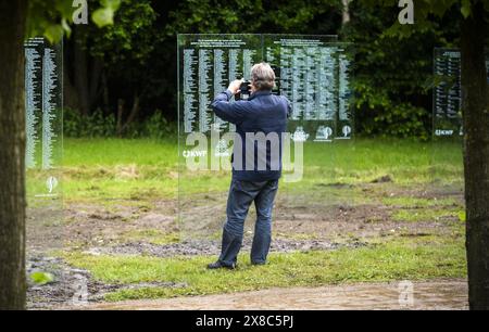 DRONTEN - die Gedenktafeln für verstorbene Krebspatienten im Wilhelminabos wurden restauriert. Das Denkmal, das aus 67 Glasplatten bestand, wurde am 19. Juni 2023 zerstört. ANP JEROEN JUMELET niederlande Out - belgien Out Stockfoto