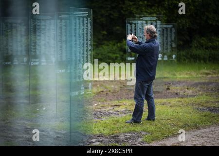 DRONTEN - die Gedenktafeln für verstorbene Krebspatienten im Wilhelminabos wurden restauriert. Das Denkmal, das aus 67 Glasplatten bestand, wurde am 19. Juni 2023 zerstört. ANP JEROEN JUMELET niederlande Out - belgien Out Stockfoto