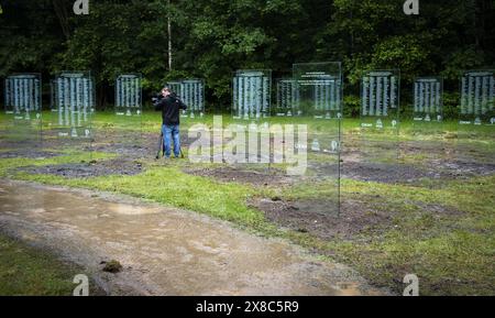 DRONTEN - die Gedenktafeln für verstorbene Krebspatienten im Wilhelminabos wurden restauriert. Das Denkmal, das aus 67 Glasplatten bestand, wurde am 19. Juni 2023 zerstört. ANP JEROEN JUMELET niederlande Out - belgien Out Stockfoto