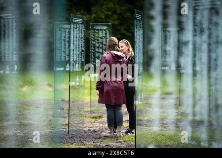 DRONTEN - die Gedenktafeln für verstorbene Krebspatienten im Wilhelminabos wurden restauriert. Das Denkmal, das aus 67 Glasplatten bestand, wurde am 19. Juni 2023 zerstört. ANP JEROEN JUMELET niederlande Out - belgien Out Stockfoto