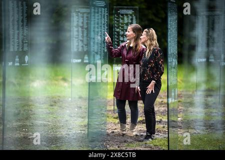 DRONTEN - die Gedenktafeln für verstorbene Krebspatienten im Wilhelminabos wurden restauriert. Das Denkmal, das aus 67 Glasplatten bestand, wurde am 19. Juni 2023 zerstört. ANP JEROEN JUMELET niederlande Out - belgien Out Stockfoto