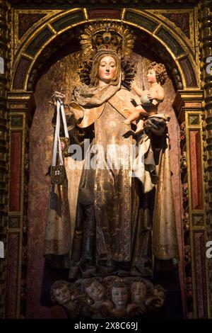 Statue der Jungfrau Maria mit Jesus, Convento de Santa Teresa, Avila, UNESCO-Weltkulturerbe, Spanien Stockfoto