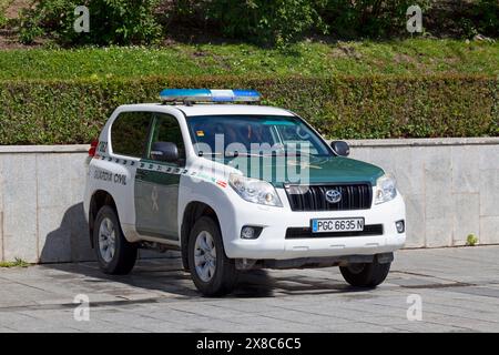 Madrid, Spanien - 06. Juni 2018: Ein Offizier der Guardia Civil wartet in seinem Geländewagen in der Nähe des Königspalastes. Stockfoto