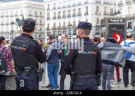 Madrid, Spanien - 06. Juni 2018: Zwei Polizisten in der Puerta del Sol, die die Menge anschauen. Stockfoto