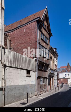 Valenciennes, Frankreich - 22. Juni 2020: Das Maison Scaldienne ist ein Weberhaus aus dem 16. Jahrhundert, das derzeit vom Komitee für den Schutz restauriert wird Stockfoto