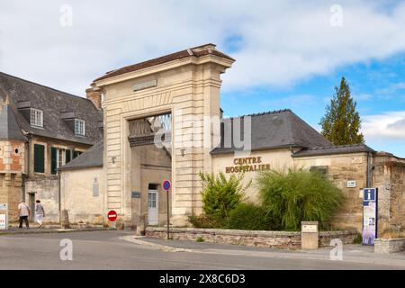 Laon, Frankreich - 08. September 2020: Eingang zum ehemaligen Hôtel-Dieu der Abtei St. Martin, heute das Krankenhaus der Stadt. Stockfoto