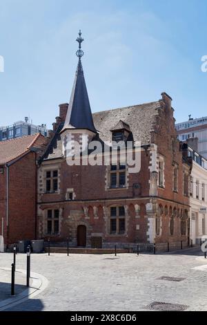 Valenciennes, Frankreich - 22. Juni 2020: Das Propsthaus (französisch: Maison du Prévôt) ist eines der ältesten Gebäude in Valenciennes. Gebaut um 1485, Stockfoto