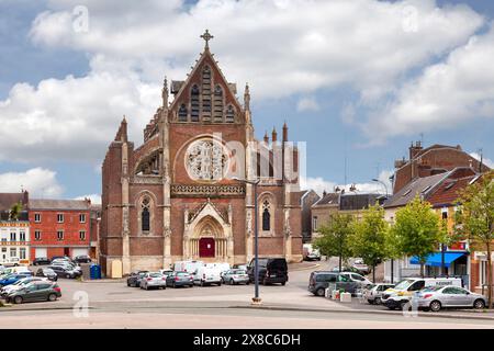 Saint-Quentin, Frankreich - 10. Juni 2020: Die Kirche Saint-Eloi ist eine im neogotischen Stil gebaute Kirche mit einem Portal an der Hauptfassade Stockfoto