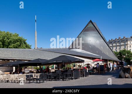 Rouen, Frankreich - 07. August 2020: Die katholische Kirche St. Jeanne d’Arc (französisch: Eglise Sainte-Jeanne-d’Arc) ist ein Denkmal in Form eines Schiffes und einer Kirche Stockfoto