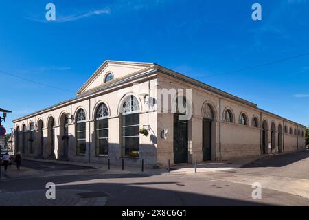 Verdun, Frankreich - 24. Juni 2020: Der überdachte Markt befindet sich unterhalb der Kathedrale an der Ecke der Flüsse Sainte-Vanne und Maas. Stockfoto