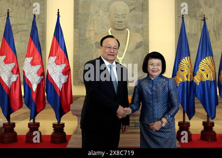 Phnom Penh, Präsident der kambodschanischen Nationalversammlung Khuon Sudary in Phnom Penh. Mai 2024. Shohrat Zakir, stellvertretender Vorsitzender des Ständigen Ausschusses des Nationalen Volkskongresses Chinas (NPC), trifft sich am 22. Mai 2024 mit dem Präsidenten der kambodschanischen Nationalversammlung Khuon Sudary in Phnom Penh, Kambodscha. Shohrat Zakir führte eine Delegation, die auf Einladung der Nationalversammlung Kambodschas von Dienstag bis Freitag nach Kambodscha reiste. Quelle: Phearum/Xinhua/Alamy Live News Stockfoto